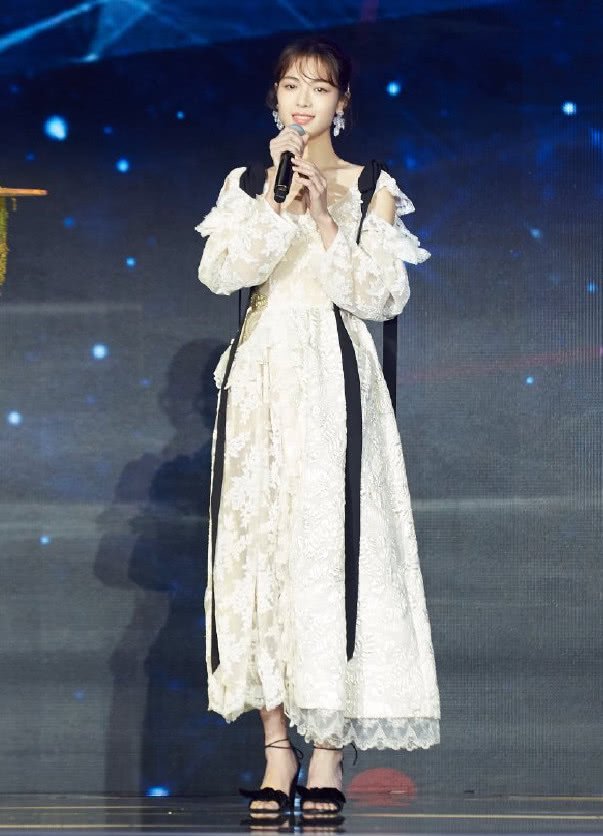 钟楚曦真是够节俭的,塑料袋当包包用,另一个包