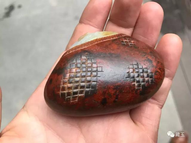 红皮和田玉的极致——籽料里的玛丽艳红!