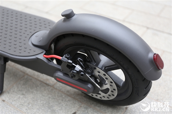 折叠只需3秒!小米米家电动滑板车Pro图赏
