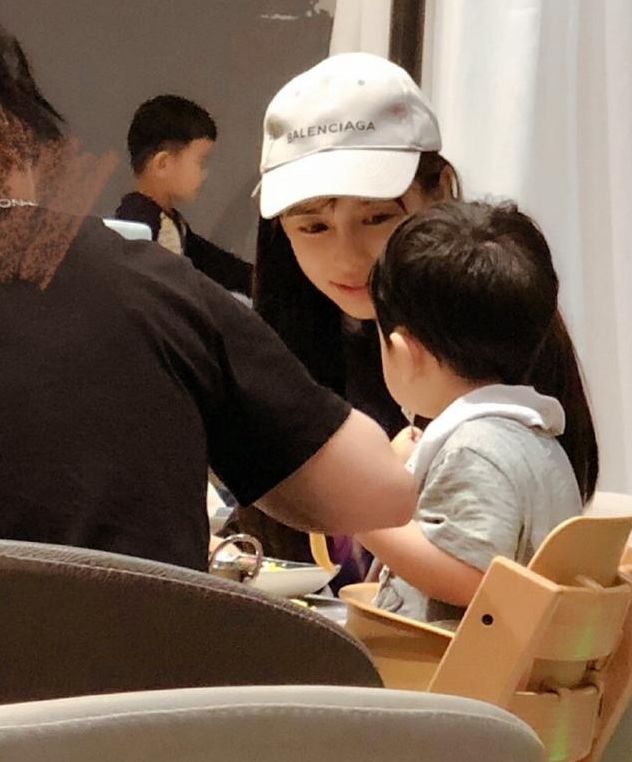 杨颖带儿子吃大餐,小海绵赖着不肯走,喜欢的东西很奇特