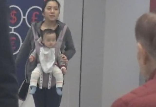 黎明一家三口低调回港,10个月大的女儿太抢镜了!