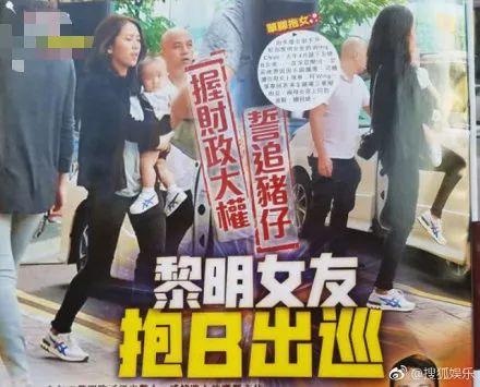 黎明一家三口低调回港,10个月大的女儿太抢镜了!