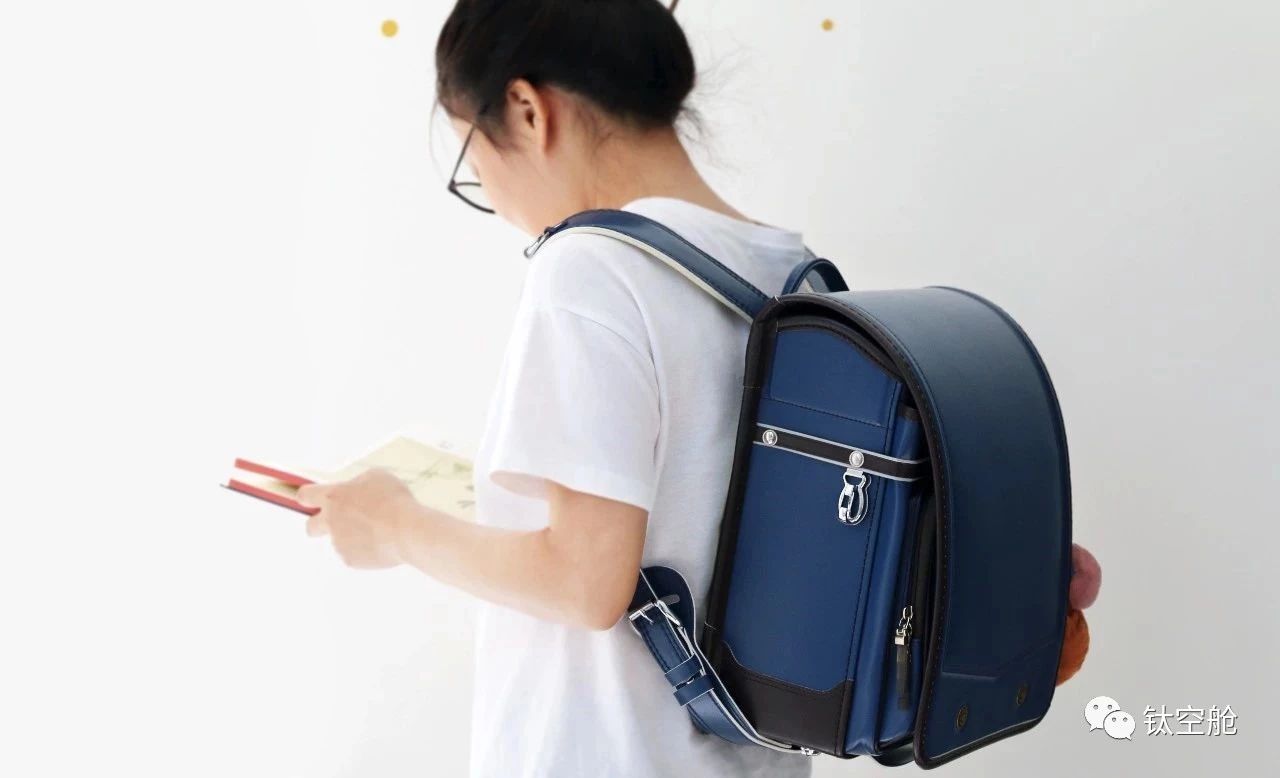 防溺水、抗撞击的救命书包，小学幼儿园给“配齐”｜钛空爆款