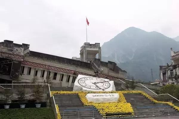 不用去瑞士,成都也要有山地火车了,直达四姑娘山!
