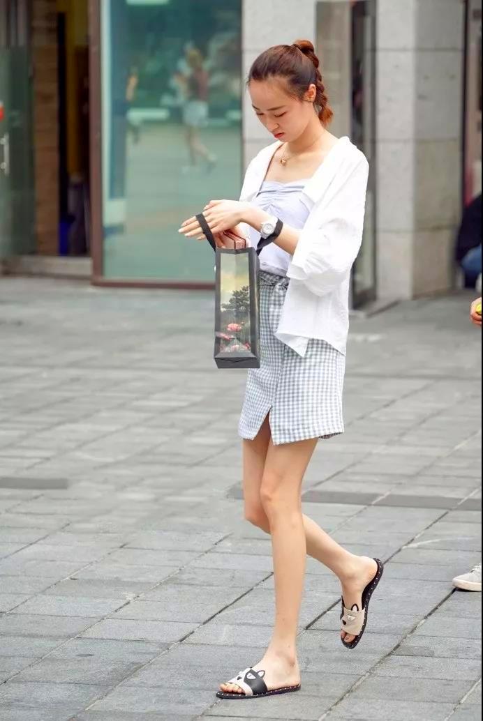 美女挂脖背心配破洞牛仔裤,轻松绽放迷人的身