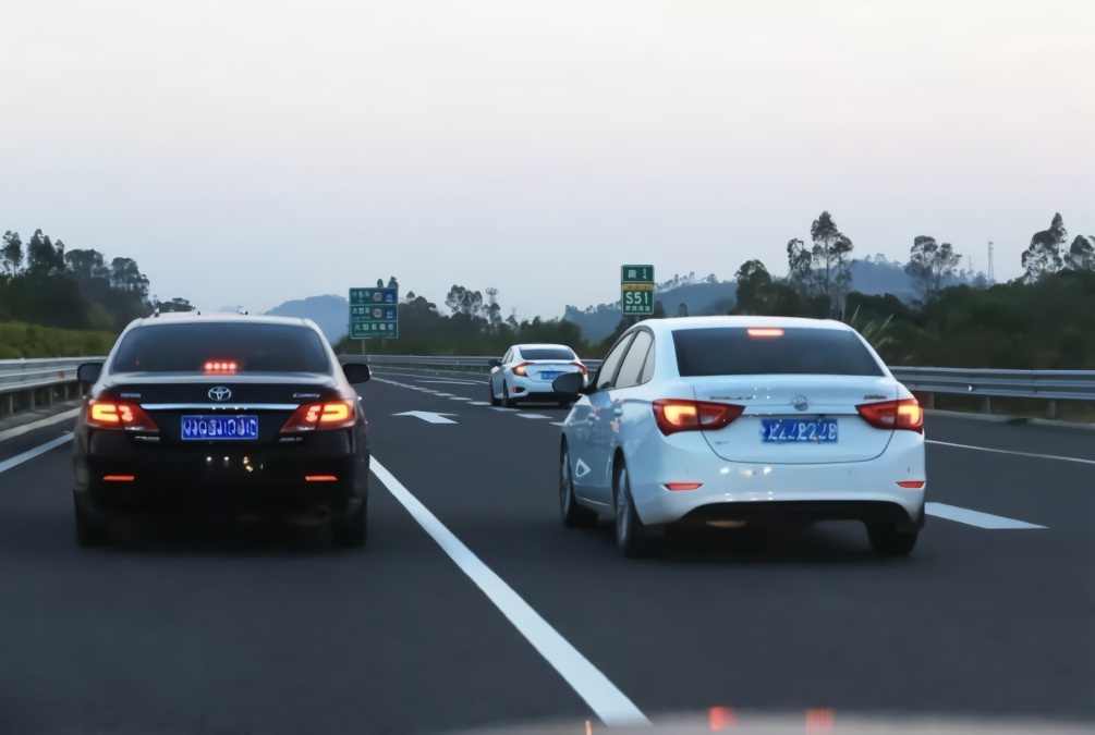 高速被人恶意加塞，为何老司机总说：让速不让道？原来门道真不少