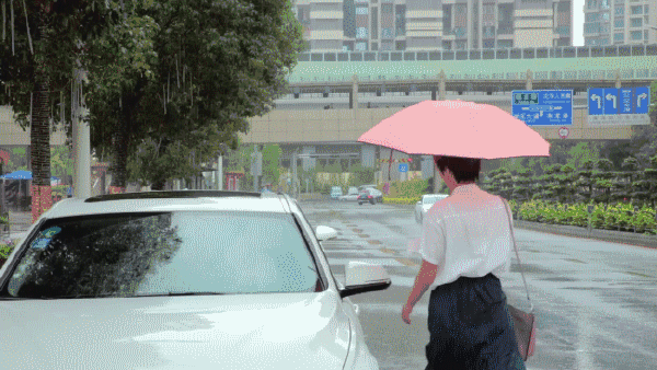 纳米科技面料雨伞，滴水不粘，收伞即可放入包内！防99%紫外线｜钛空舱
