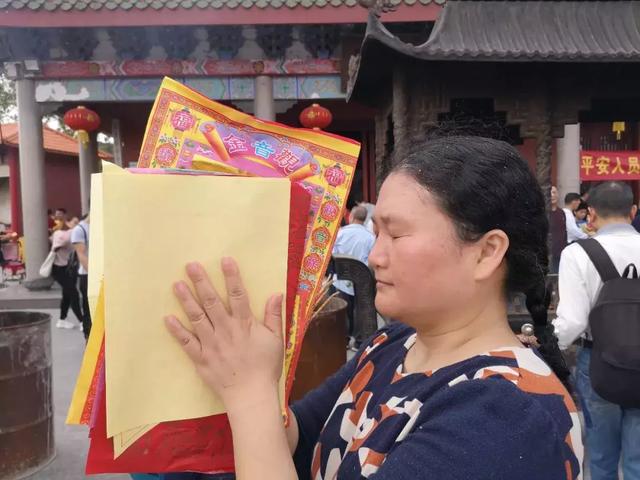 实拍,数万游客齐聚观音山参加观音开库,人山人海