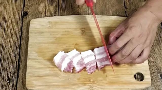 红烧肉的最新做法,不用一滴油,不加一滴水,吃起来肥而不腻