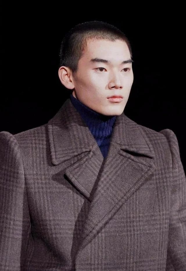 林依轮16岁儿子法国走秀，禁欲气质完全不像一个少年！