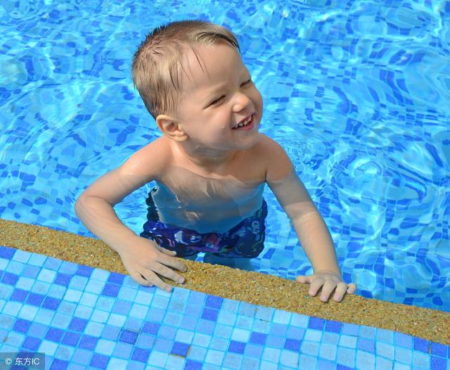 踩水时,两手成一定角度,沿水平面做摇橹状的划水动作