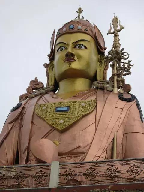 世界第一大的“莲花生大士”塑像