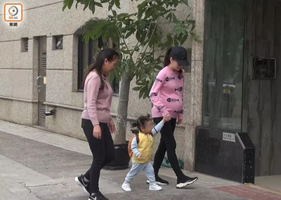 郭富城娇妻挺孕肚带大女儿出门，网友：绝对是亲生的！