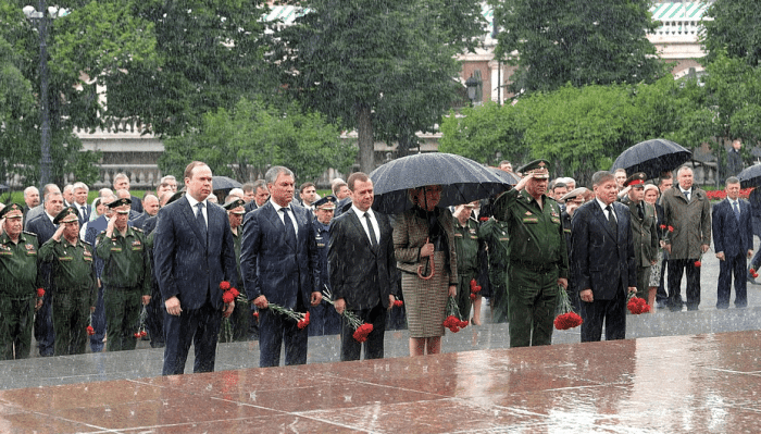 图为:俄罗斯军政要员一起在大雨中向俄罗斯卫国无名烈士默哀!