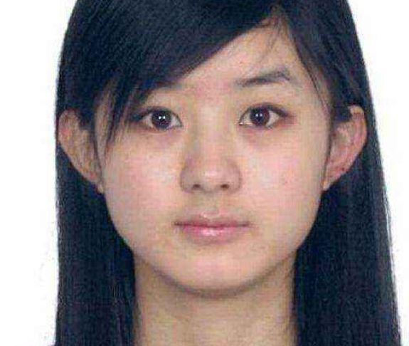 陈钰琪素颜照曝光,最抢镜的是她的眉毛,竟和赵丽颖是同款眉毛