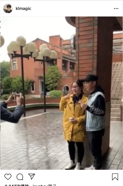 周杰伦不出专辑却在给黑人理发，一刀下去黑人一脸懵逼！