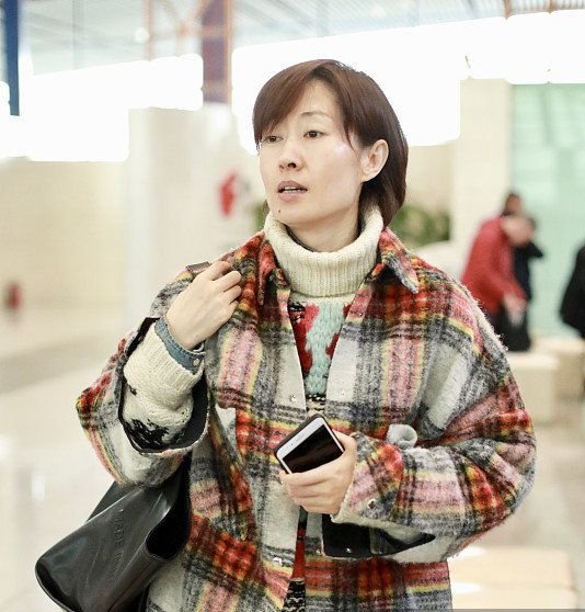 刘敏涛从来都不是靠打扮，机场纯素颜不扮嫩，酞真实了！