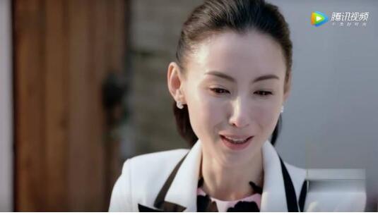 张柏芝路人近照曝光，网友惊呆：满脸硅胶眼睛都睁不大