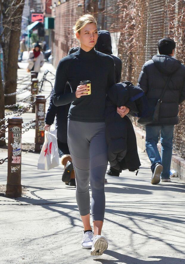 超模卡莉·克劳斯(karlie kloss)完成健身训练后,现身纽约街头.