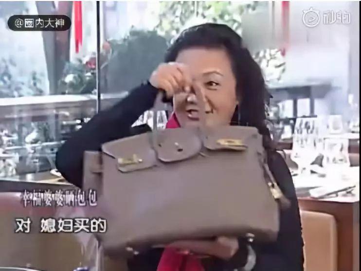 嫁了个假豪门，婆婆被监禁，只能带老公参加综艺捞金