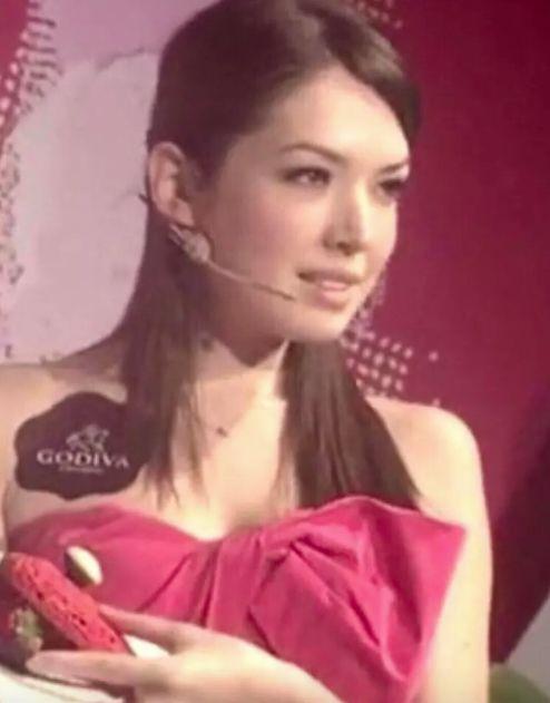 被誉为“宝藏级颜值”女星，惊艳四座后被扒出整形前凸嘴、眯眯眼还没下巴？