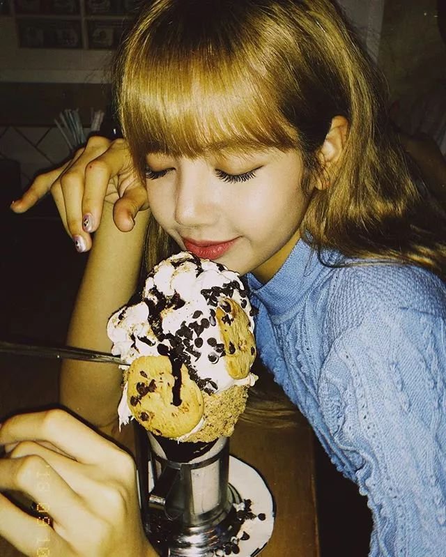Lisa心机好深啊，为了显腿长居然这样穿牛仔裤！