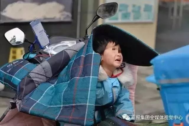 单亲爸爸抱着3岁女儿雨中送外卖!他说:"孩子比我更辛苦!