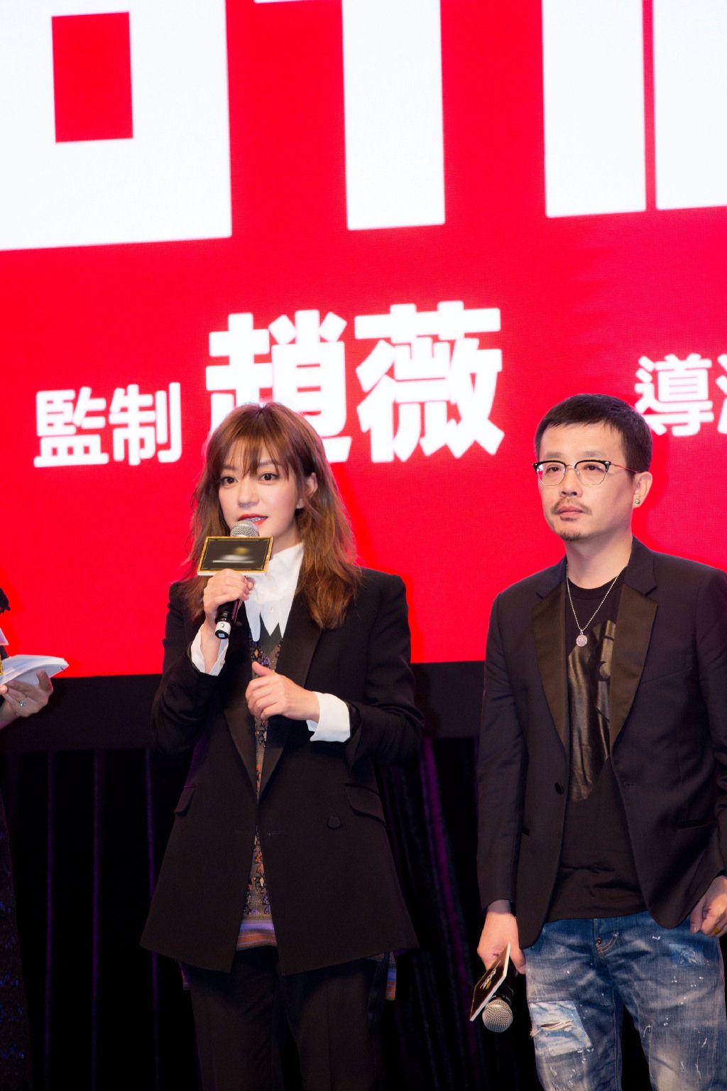 赵薇穿西装漂亮现身气场很强，生图曝光却面容浮肿一脸憔悴