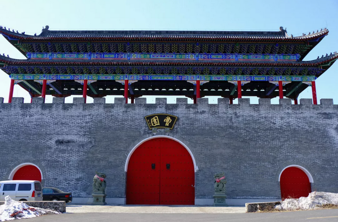 曹园大门气势宏伟,如同古建城门。