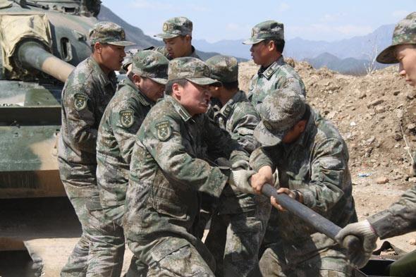 坦克兵都是什么样?个个是猛男,没点力气都干不了坦克兵