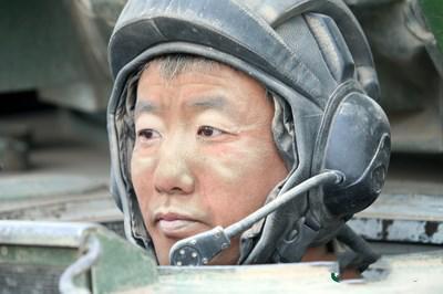 坦克兵都是什么样?个个是猛男,没点力气都干不了坦克兵