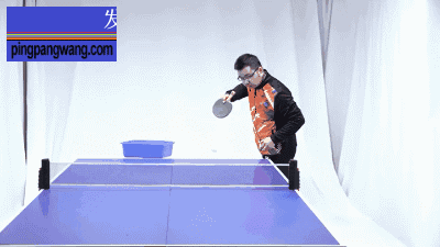 掌握这个要点,把侧上旋球发得既短又转,令对手误以为是下旋球