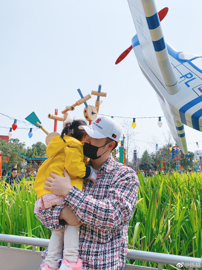 陈赫张子萱一家迪士尼游玩，女儿正脸曝光像极了爸爸