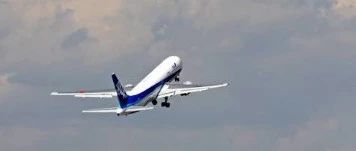 五一机票瞬间涨价!一小时涨了近2000,网友:一天都没法好好工作