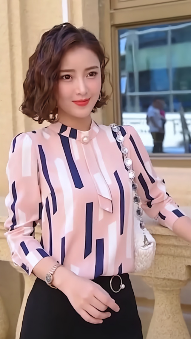 你愿意跨过山和大海来见我吗?#美女 #模特 #时尚穿搭 #服装搭配