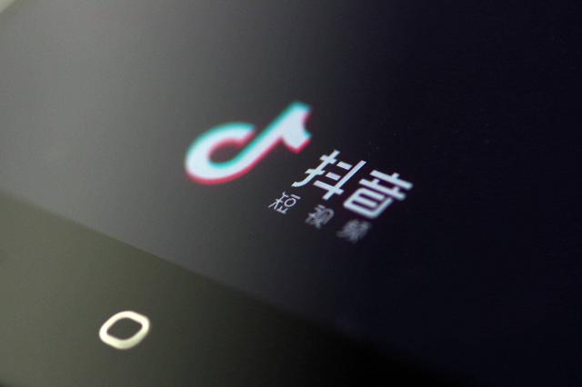 上海公务员流浪26年背后：理科状元直播游戏，北大硕士当油漆工