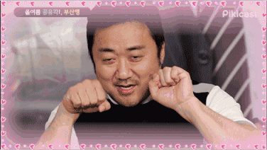 还特喜欢抱着小动物合影,表情和怀里的小猫咪一样萌萌哒.