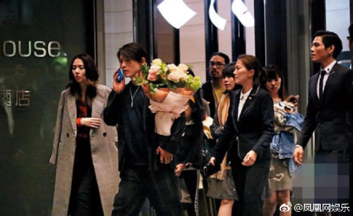 郭碧婷手戴订婚钻戒升级做“向太2.0”？向佐眼神宠溺好甜蜜！