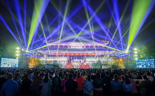 “圣灯”奇景再现!峨眉山万盏明灯供普贤