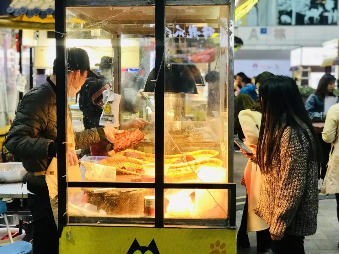 乱逛 我本打算只揣20块去新城市夜市，结果……