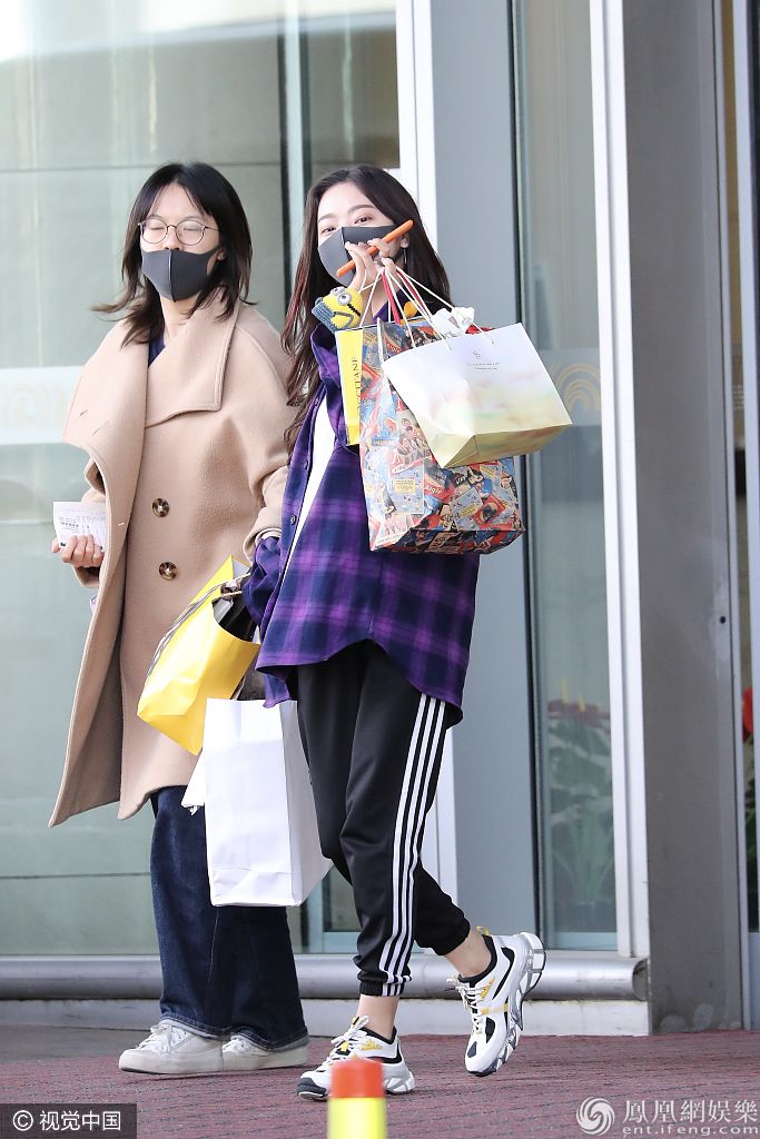 孟美岐嘻哈装亮相机场 赖美云包裹严实、yamy露腿秀身材