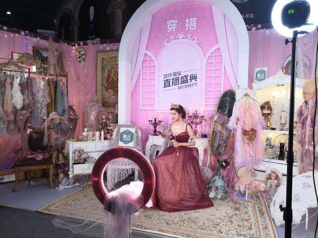 一年带动千亿销量,上百淘宝主播月收超百万,直播间人均剁手2400元