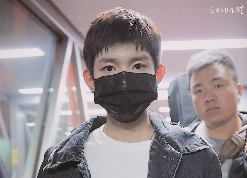 王源剪短发后与易烊千玺撞脸？网友：成年猛虎！