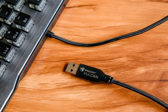 全新泰坦轴加持,德国冰豹打造高颜值爽手感电竞吃鸡键盘Vulcan