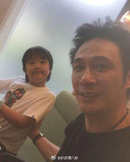 吴镇宇的儿子费曼瘦了，网友：简直判若两人！