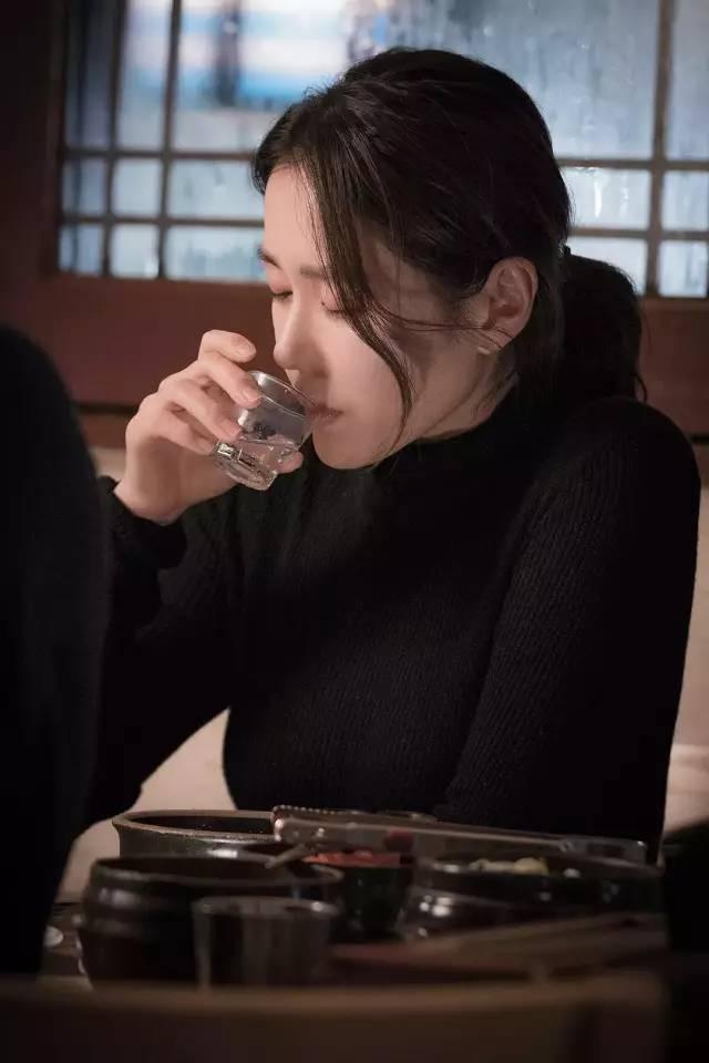 打败全智贤,撩倒宋慧乔前男友,37岁被小6岁奶狗“恋”上