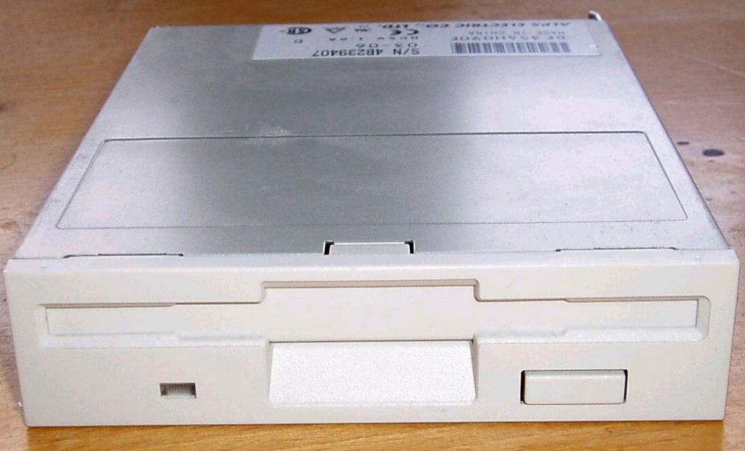 还有人记得软盘吗?老外用这玩意儿弹摇滚乐