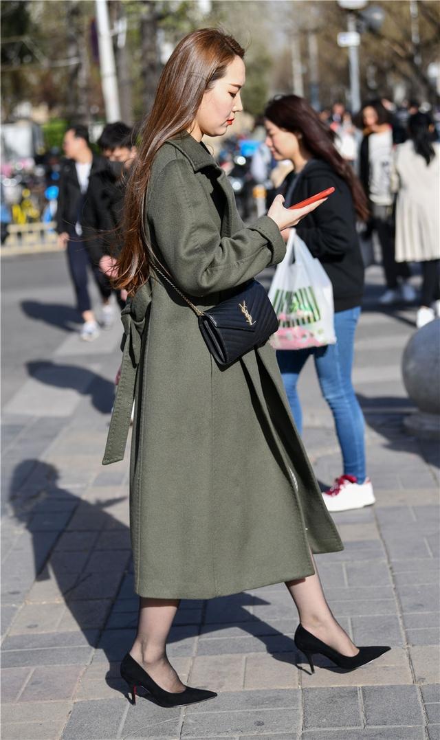 街拍:穿风衣的黑丝袜美女,高贵典雅