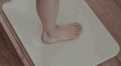 妙手巧主妇都是怎么清洗浴室脚垫的?答:不洗|记1块神奇脚垫