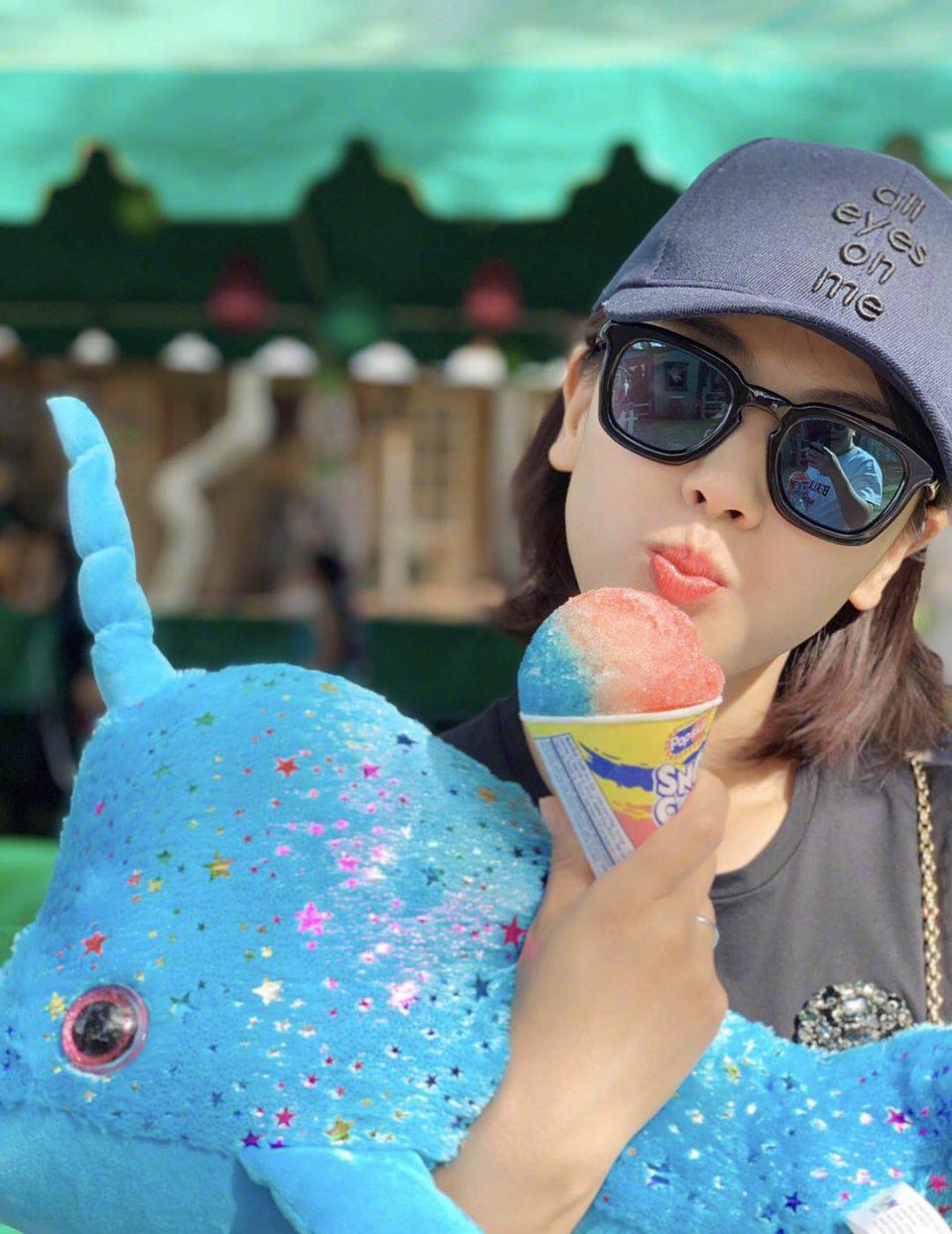刘涛哪有41岁？T恤搭配鸭舌帽好休闲，手握冰淇淋减龄又少女！